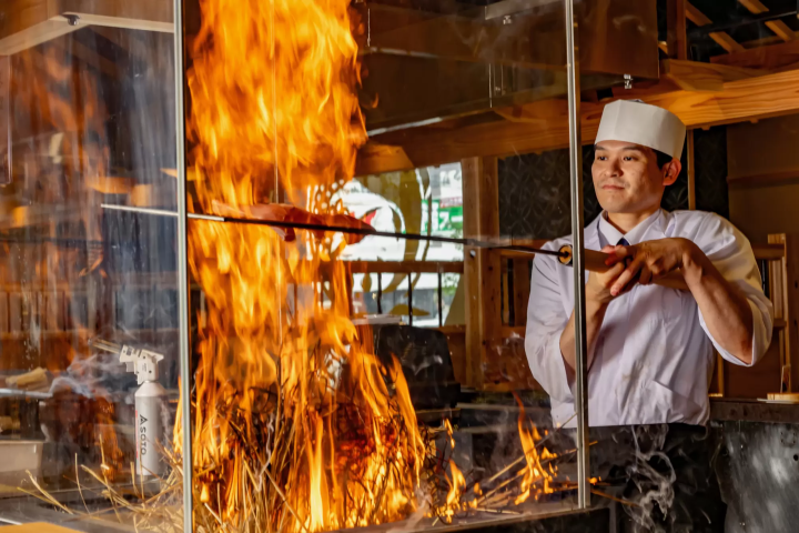 Sushi Sushi Yukan, a conveyor belt sushi restaurant originating in Okayama , is packed with special touches. Enjoy rice served at body temperature and fresh bluefin tuna!