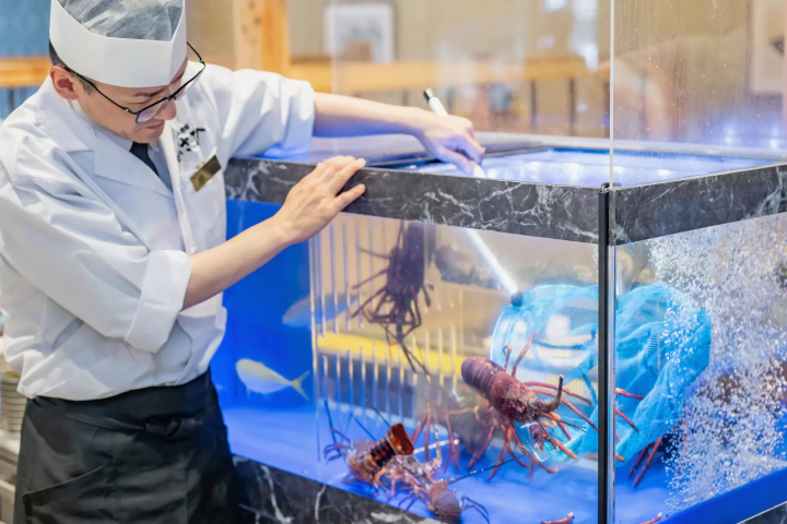Sushi Sushi Yukan, a conveyor belt sushi restaurant originating in Okayama , is packed with special touches. Enjoy rice served at body temperature and fresh bluefin tuna!