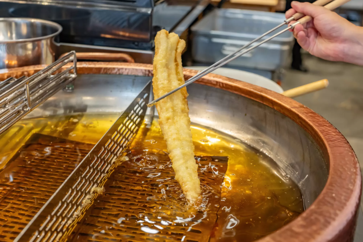 Sushi Sushi Yukan, a conveyor belt sushi restaurant originating in Okayama , is packed with special touches. Enjoy rice served at body temperature and fresh bluefin tuna!