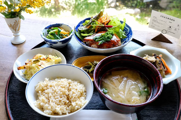 里庄町美食：在老屋咖啡廳「文庫茂登田（Bunko Motoda）」和日式點心店「菓匠將滿（Kasho Masamitsu）」享用日式午餐