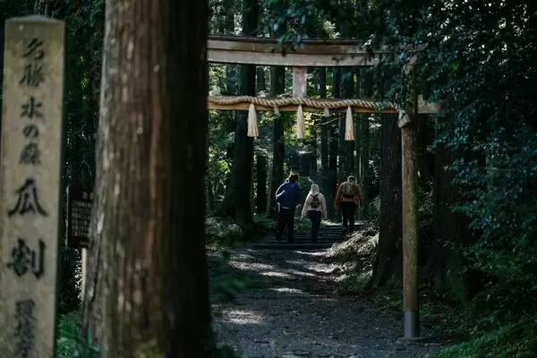 Uwari Cycling Adventure: A cycling experience through the rural landscapes of Fukui.