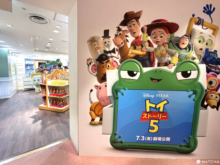 不僅入口處的外牆都換上了《玩具總動員 5》的裝飾，店內的三樓也變成玩具總動員主題了