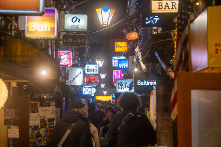 新宿黃金街(東口)晚上