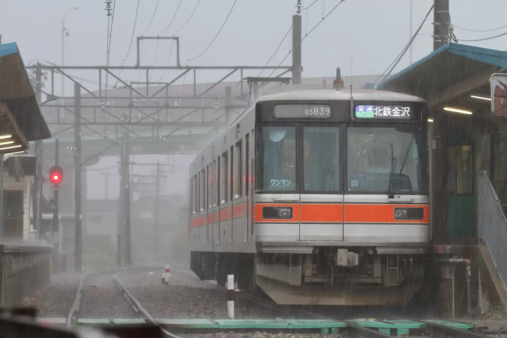 日本遇到颱風怎麼辦?訪日旅客必看的停班停課、交通停駛與應變指南