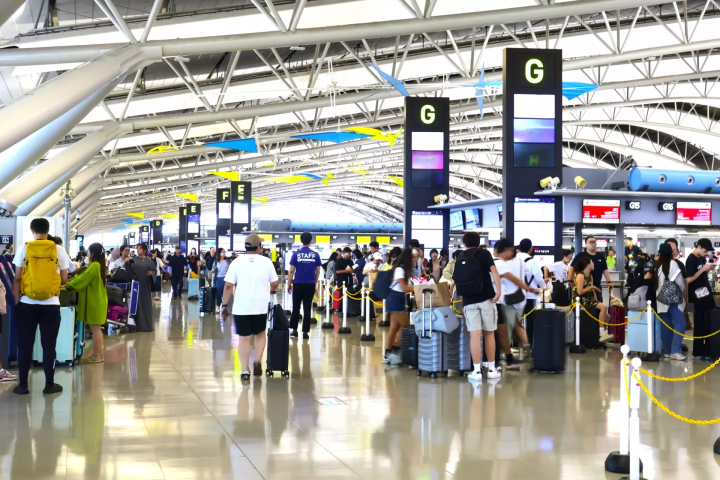 日本遇到颱風怎麼辦?訪日旅客必看的停班停課、交通停駛與應變指南