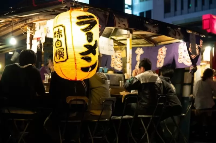 하카타의 길거리 음식점을 탐방하는 건 정말 재밌어요! 꼭 가봐야 할 맛집과 맛있게 즐기는 팁을 알려주세요!