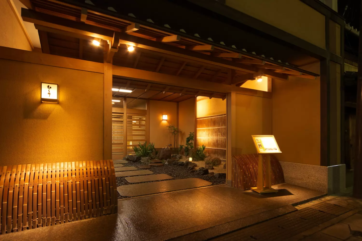 Gifu: A Fulfilling Summer Night at the Nagara River! Tradition, Food, and a Night Market