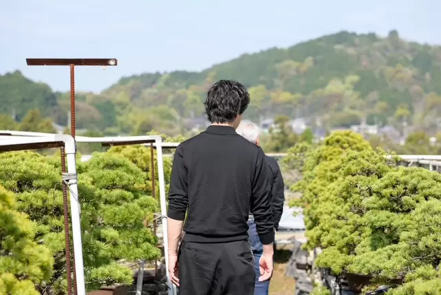 在箱根森林中，被盆景树环绕的住宿体验。箱根静修别墅及旅馆 1 楼