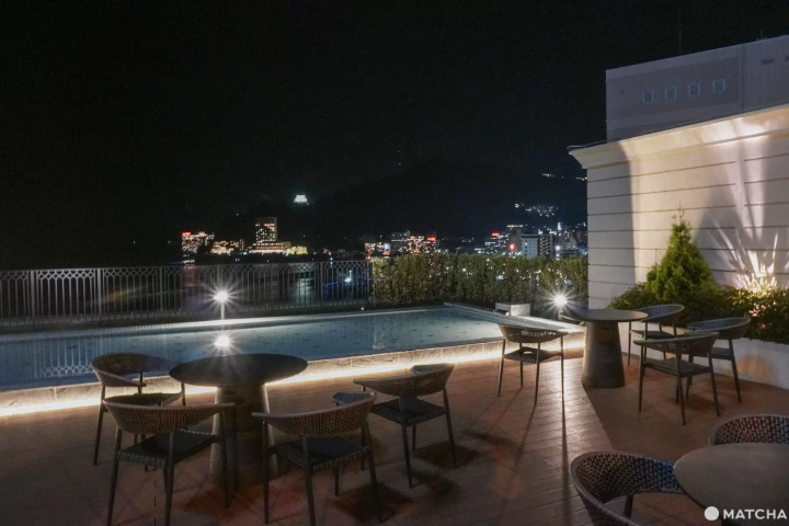 飯店頂樓的座位區欣賞熱海夜景