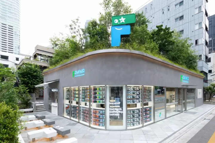 在建築轉角處與屋頂上巧妙安置了「FAMIMA 官方角色公仔」