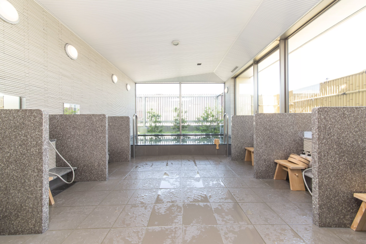 If you want to enjoy nightlife and shopping, Nishiki to the Sakae area for the Sanco-Inn Nagoya Nishiki, which features a large public bath.