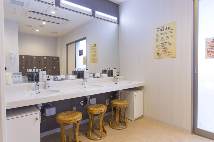 If you want to enjoy nightlife and shopping, Nishiki to the Sakae area for the Sanco-Inn Nagoya Nishiki, which features a large public bath.