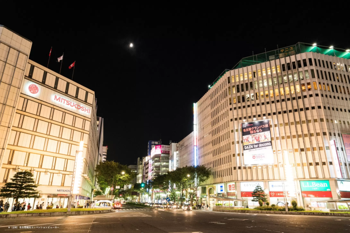 The hotel is located in the city center, so there are plenty of large shopping facilities and department stores nearby.