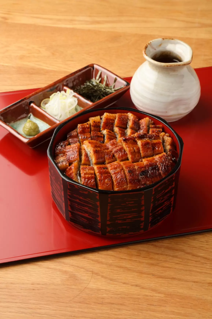 Hitsumabushi is a dish consisting of rice topped with plenty of chopped eel. It's a classic Nagoya dish.