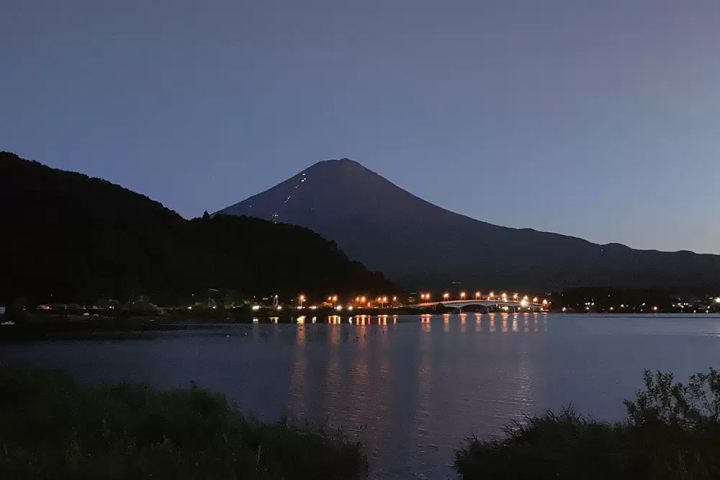 不只是白天！河口湖周边的夜景令人叹为观止，还有值得推荐的夜生活场所。