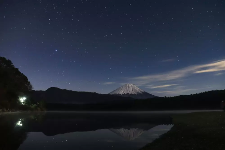 不只是白天！河口湖周边的夜景令人叹为观止，还有值得推荐的夜生活场所。