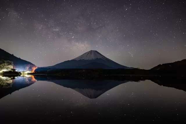 不只是白天！河口湖周边的夜景令人叹为观止，还有值得推荐的夜生活场所。