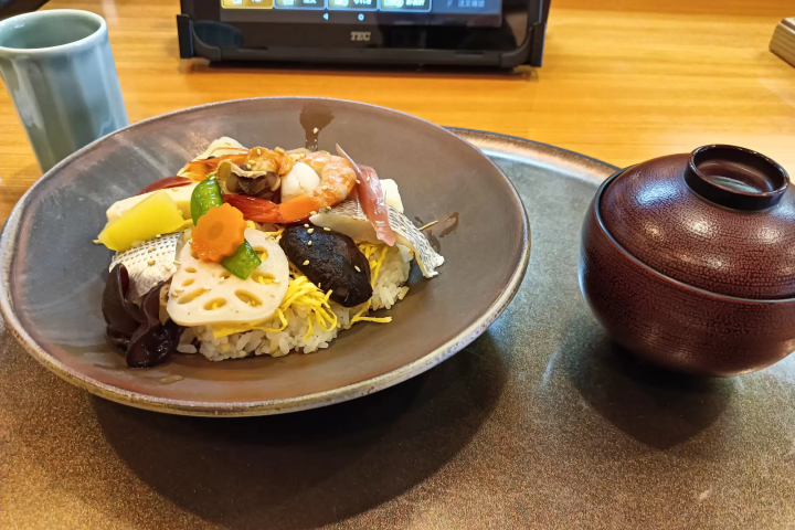Four restaurants near JR Okayama Station where you can eat "Okayama Barazushi"