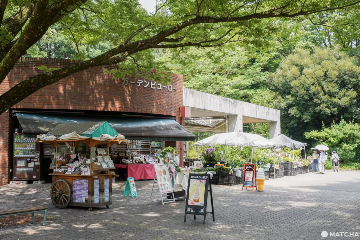 逛神代植物公園時,可以到「植物會館」和旁邊的賣店吹冷氣休息一下