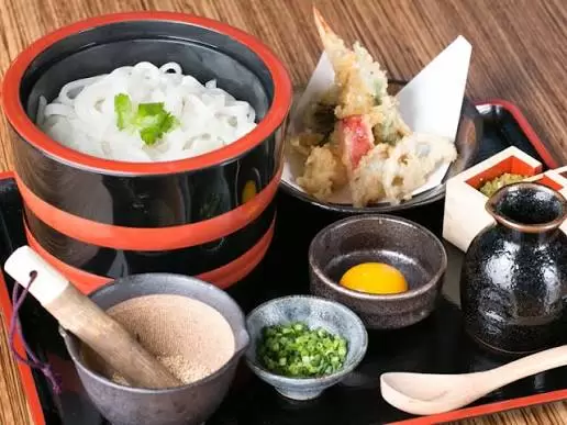 带您领略俱知安俱知安“豪雪乌冬面”的魅力、著名餐厅和纪念品，感受其劲道的口感和晶莹剔透的面条！