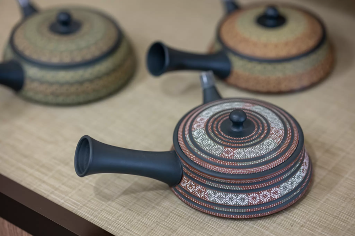 [30 minutes by train from Nagoya] Tokoname ware souvenir guide! How to choose teapots, tableware, and Beckoning Cat figurines.