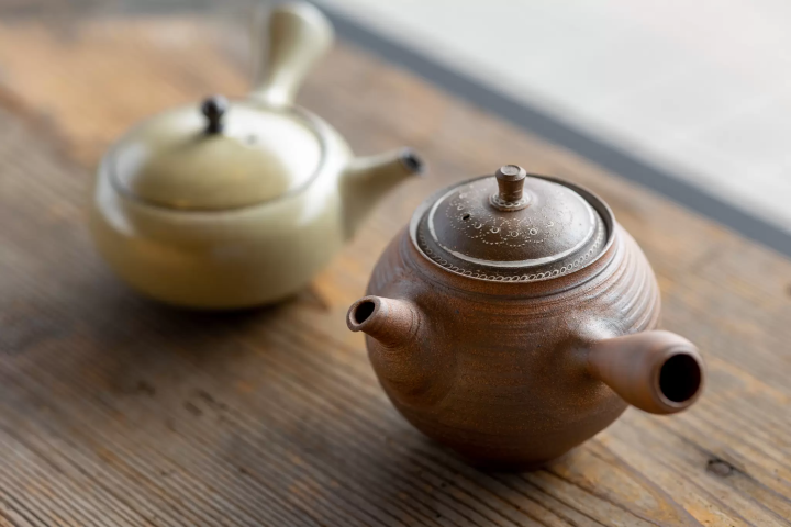 [30 minutes by train from Nagoya] Tokoname ware souvenir guide! How to choose teapots, tableware, and Beckoning Cat figurines.