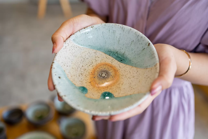 [30 minutes by train from Nagoya] Tokoname ware souvenir guide! How to choose teapots, tableware, and Beckoning Cat figurines.