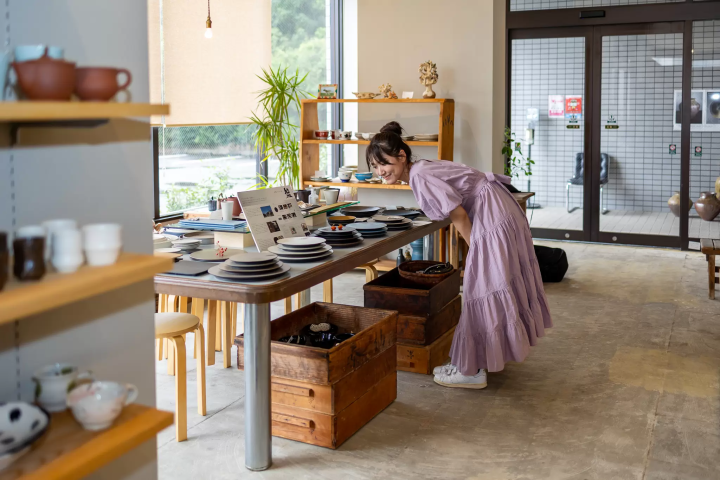 [30 minutes by train from Nagoya] Tokoname ware souvenir guide! How to choose teapots, tableware, and Beckoning Cat figurines.