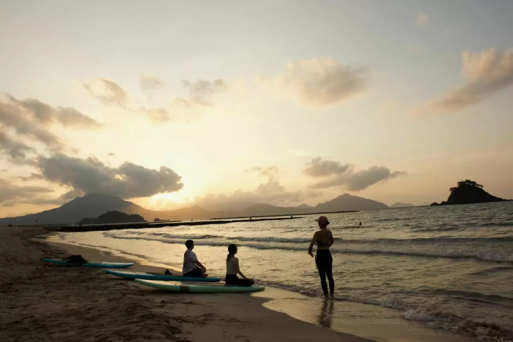 若狹和田海灘日落時分進行立槳瑜珈的魅力