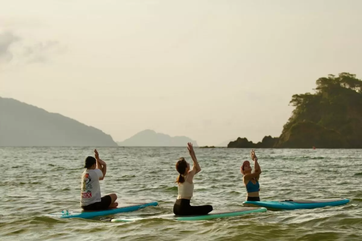 若狹和田海灘日落時分進行立槳瑜珈的魅力