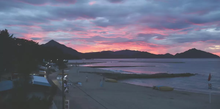 若狹和田海灘日落時分進行立槳瑜珈的魅力