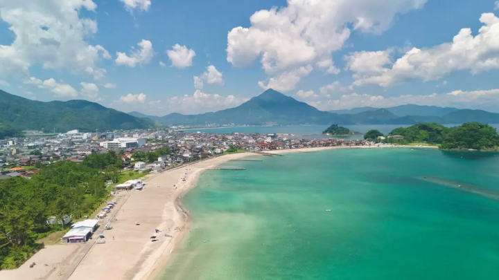 高濱海灘旅遊季完全指南:盡情享受福井美麗的海岸線和清澈的海水!