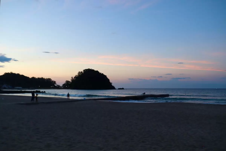 高濱海灘旅遊季完全指南:盡情享受福井美麗的海岸線和清澈的海水!