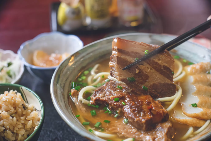 「宮古蕎麥麵」麵條下藏著肉與魚板