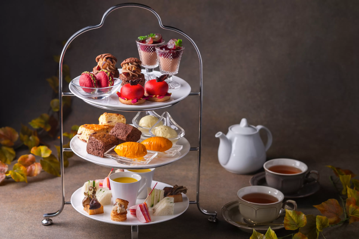 To experience autumn in Hiroshima, enjoy lunch and afternoon tea at the Oriental Hotel Hiroshima.