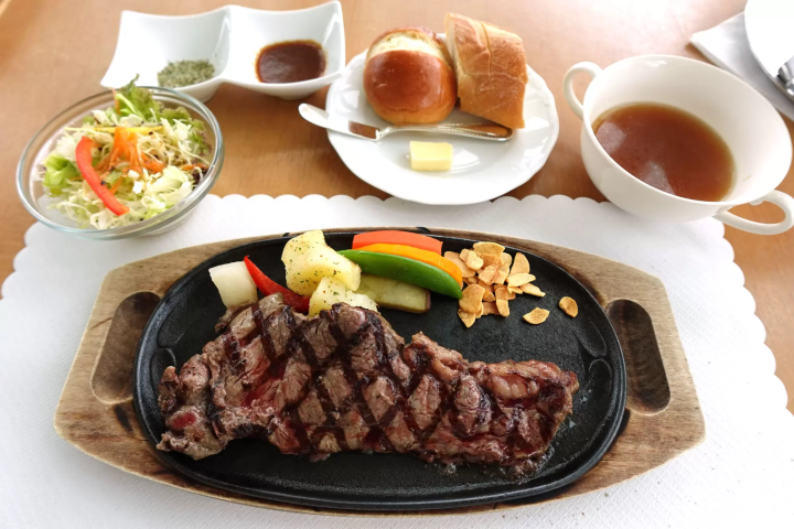 「ひるぜんジャージーランド」で味わう希少なジャージー牛肉と濃厚ソフトクリーム