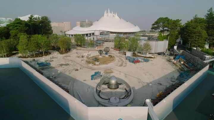 全新廣場「Tomorrowland Plaza」,作為串聯過去與未來明日樂園的空間,描繪人類與自然和諧共存的未來。
