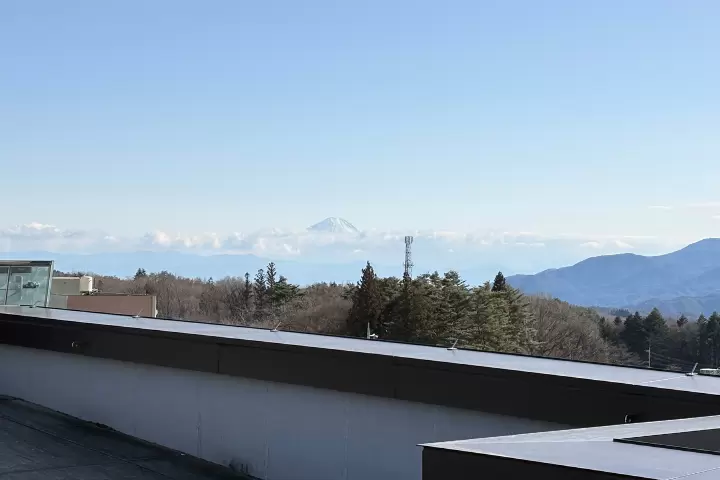 富士山景色1：从JR小渊泽站屋顶观景台眺望富士山。 