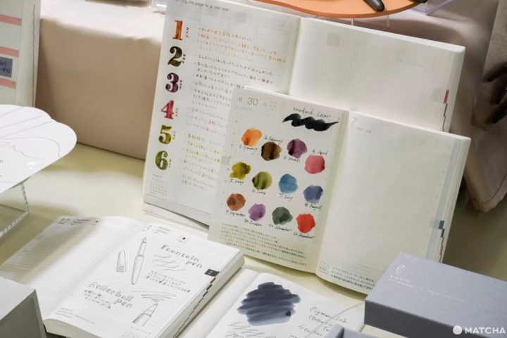 Hobonichi 手帳展示十二個月份代表色與書寫範例