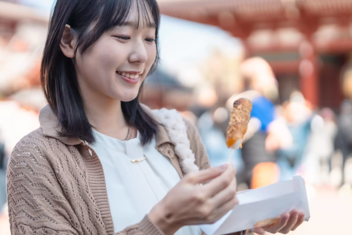 【2026年】東京の食べ歩きスポット15選！浅草・築地・新大久保など