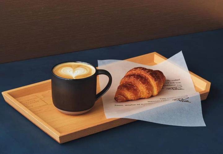 、「東京 ロースタリー マイクロブレンド™ カフェ ラテ」と「コルネッティ」