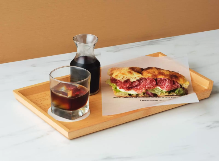 「バレルエイジド コールド ブリュー」と「直焼きフォカッチーノ サラミ ミラノ ＆ モッツァレラ」
