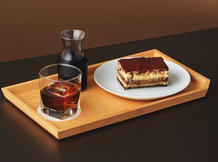 「バレルエイジド コールド ブリュー」と「ティラミス」