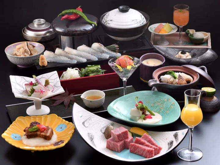 อิ่มอร่อยกับอาหารไคเซกิที่ Yumotokan ใน ยูโมโตะคัง Onsen ชิกะ | ลิ้มรสเนื้อโอมิชั้นเลิศและวัตถุดิบตามฤดูกาล