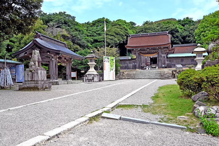 貘田大社是能登的「一宮),也是傳說中最具靈力的神社之一。穿過鳥居後,正前方就是神社的大門。