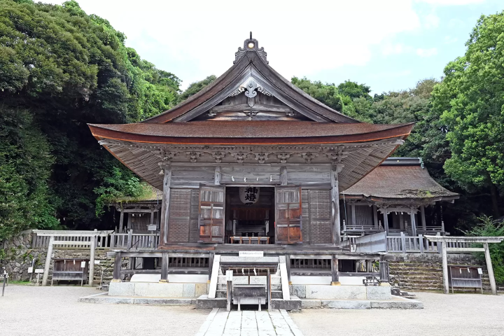雖然正常參拜神社是免費的,但您也可以進入正殿,接受神道教祭司的特別祈禱(接待時間:上午 8:30 - 下午 4:00,每人 5,000 日元起)。