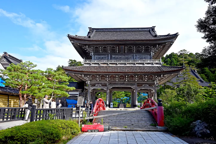 寺廟大門在 2007 年地震後進行了修復,經受住了 2024 年地震的考驗,展現出與本山相稱的莊嚴氣勢。