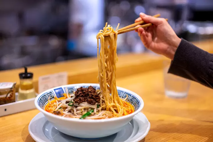 Medium-thick noodles with fresh vegetables
