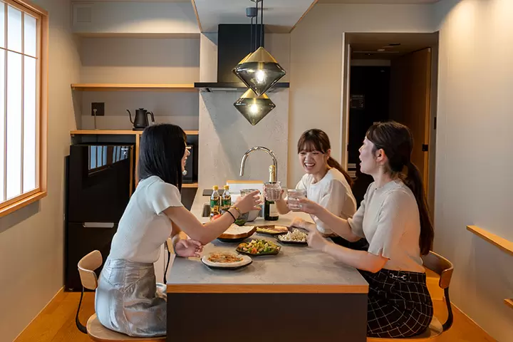 女孩們在飯店度過夜晚