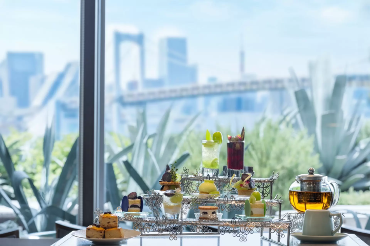 [Odaiba] Afternoon tea featuring Yamanashi Prefecture 's Shine Muscat grapes, with stunning views of Tokyo Bay.
